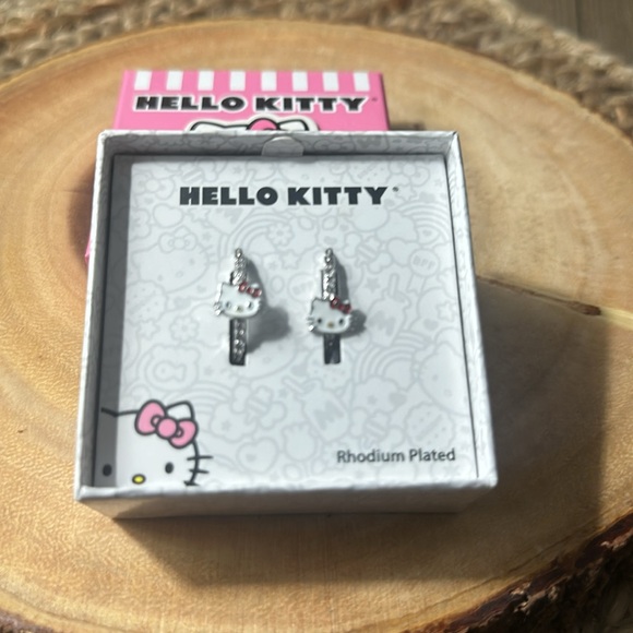 Hello Kitty Earrings - Picture 4 of 8